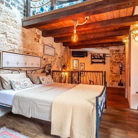 Traditional In Stone House In Heart Of Trogir