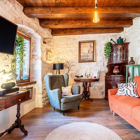 Casa de Férias Traditional In Stone House In Heart Of Trogir